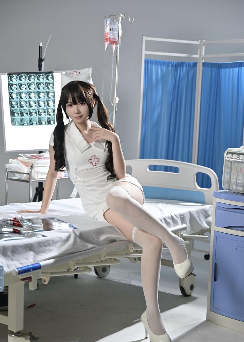 Nữ cosplay y tá tạo dáng đơn giản nhưng nổi bật
