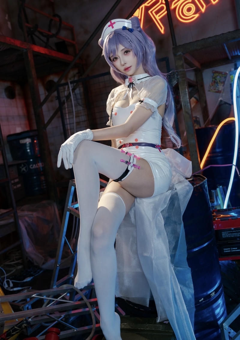 Nữ cosplay y tá với phong cách dễ thương cuốn hút