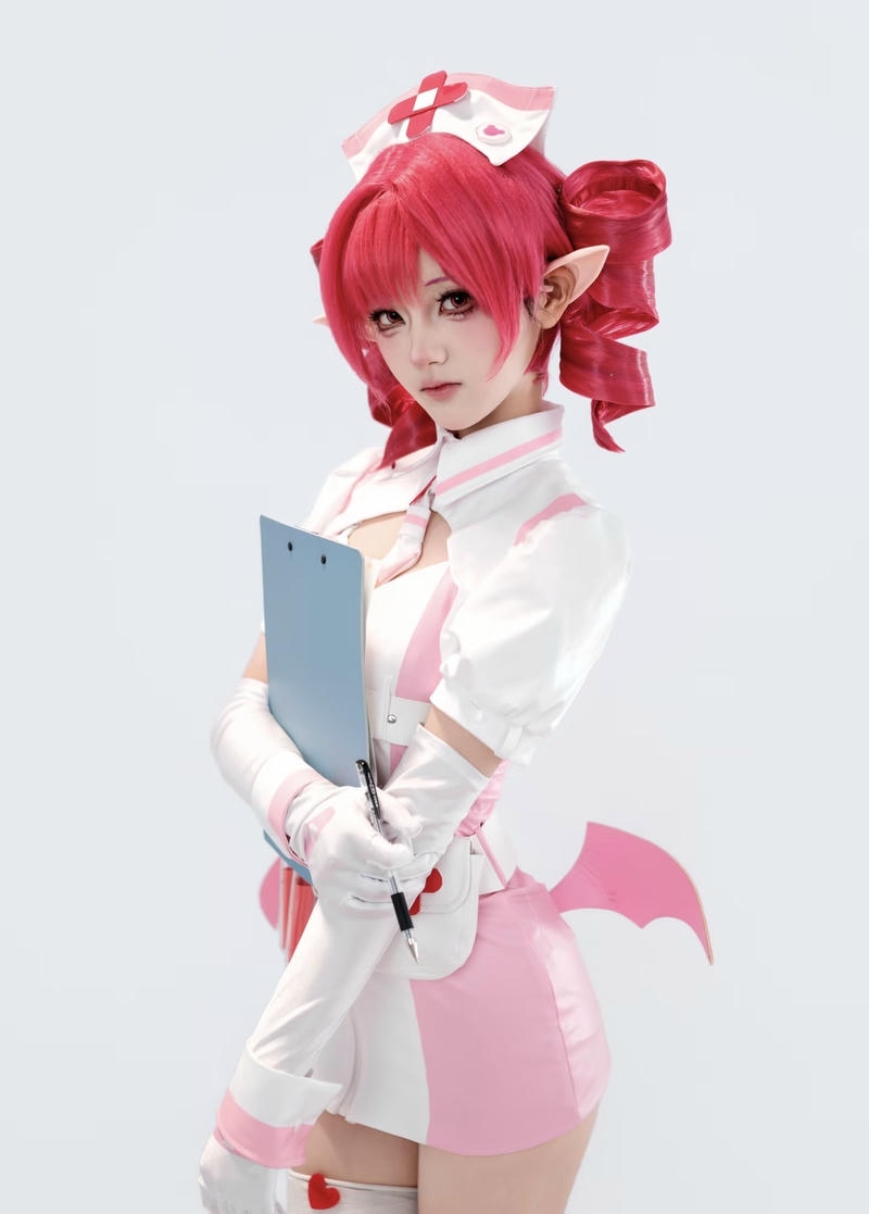 Nữ cosplayer mặc đồ y tá trắng phong cách hiện đại
