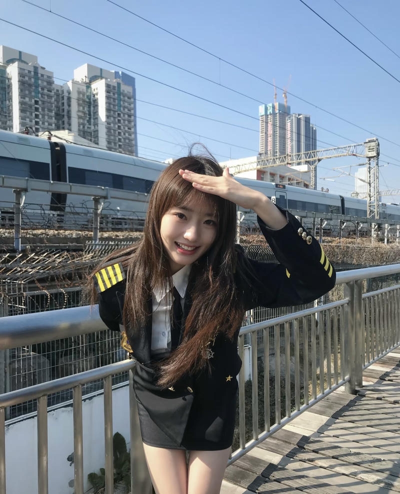 Nữ cosplayer mặc đồng phục cảnh sát phong cách dễ thương