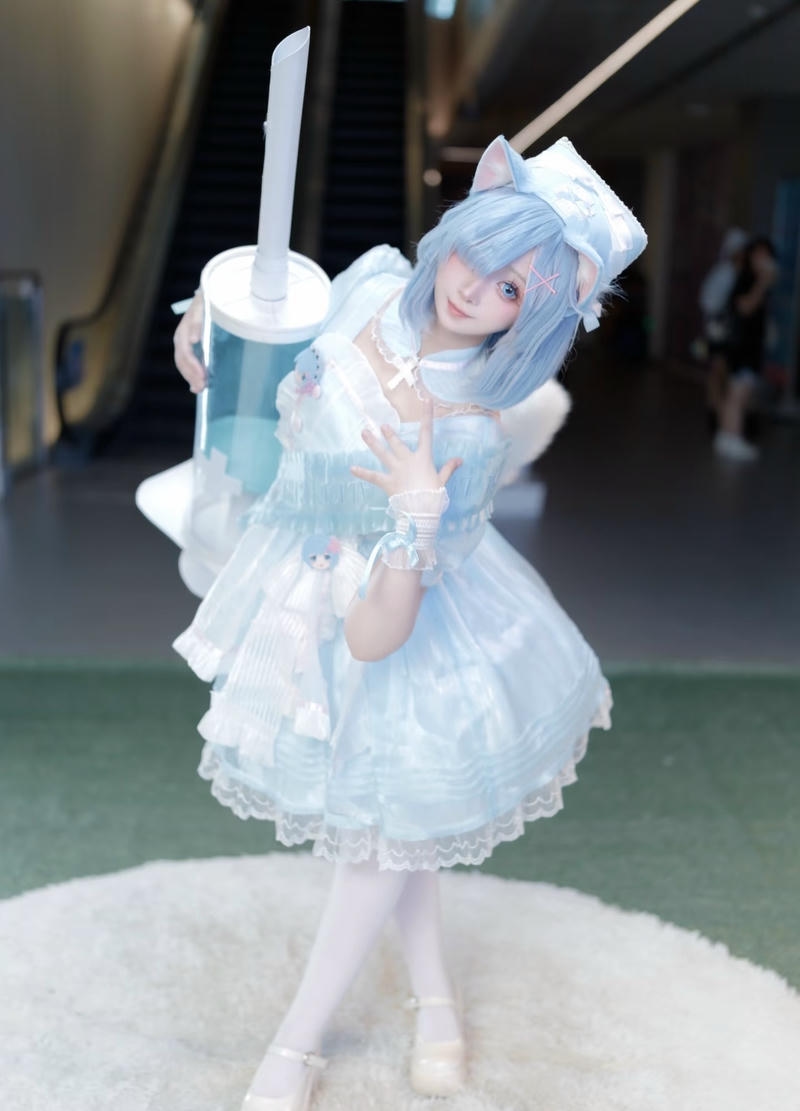 Nữ cosplayer mặc váy y tá trắng phong cách quyến rũ