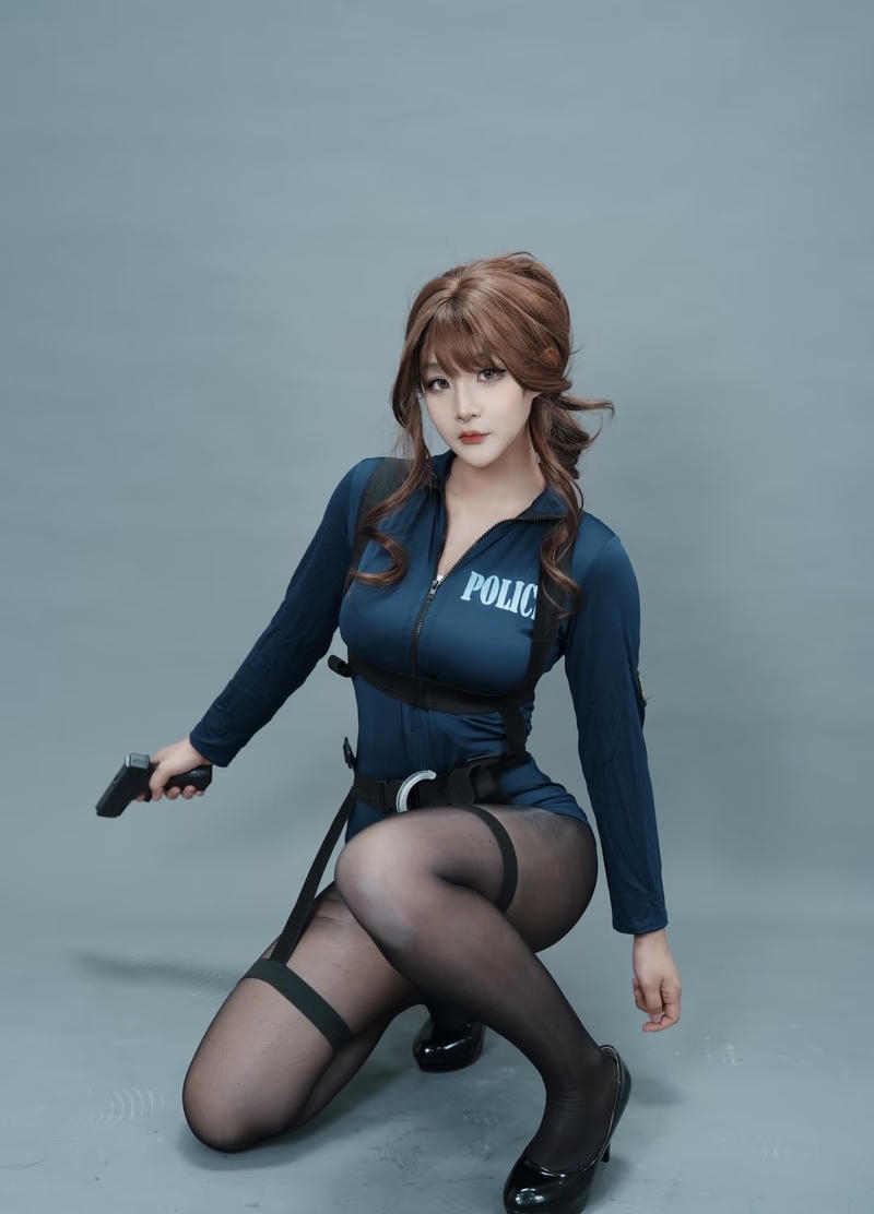 Nữ cosplayer tạo dáng cảnh sát trong studio ánh sáng đẹp