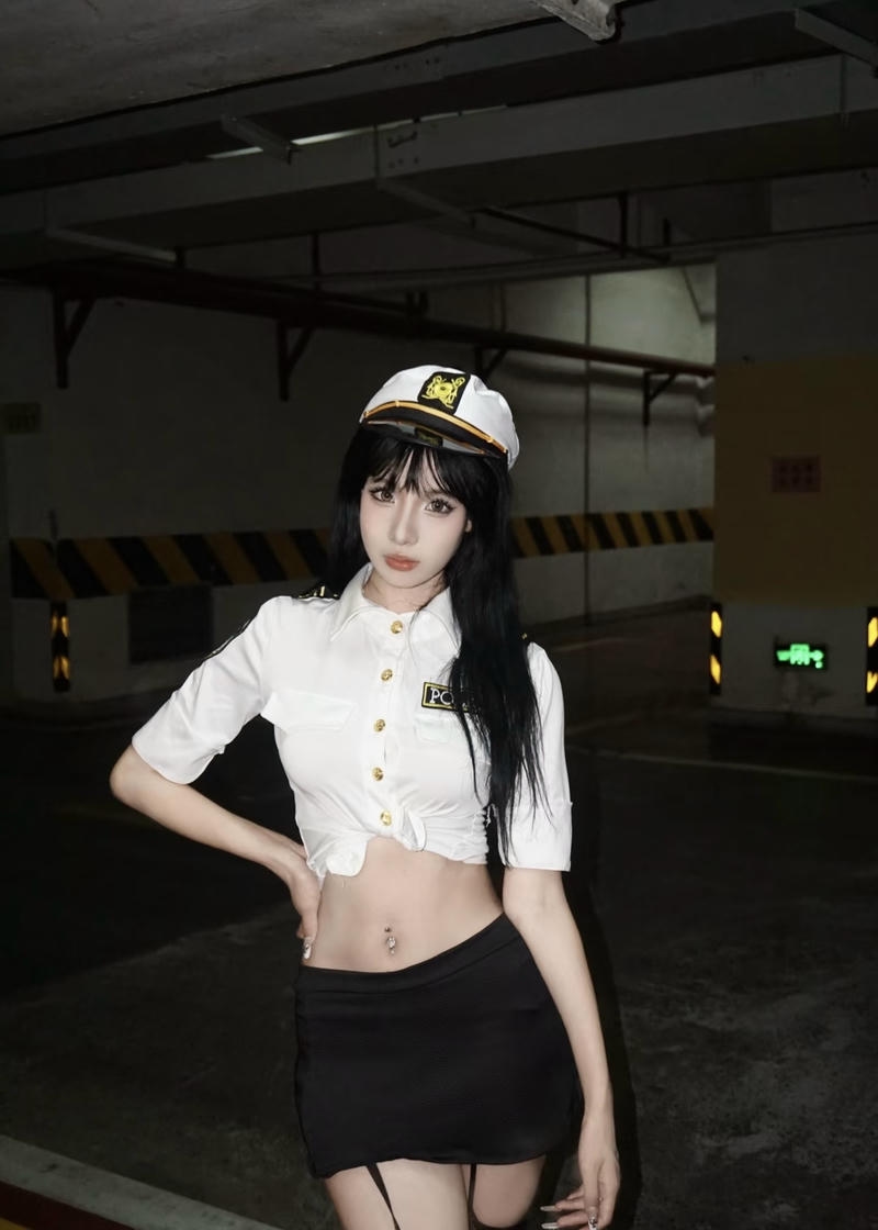 Nữ cosplayer trong trang phục cảnh sát hiện đại trẻ trung
