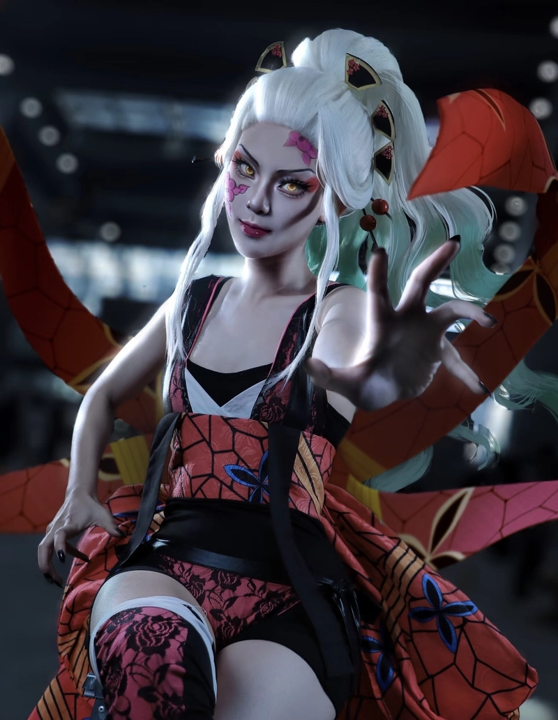 Ảnh Daki cosplay khoe mái tóc sáng màu rất nổi bật