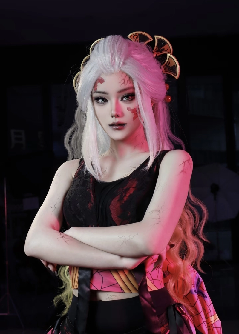 Ảnh Daki cosplay thể hiện ánh nhìn sắc lạnh đầy mê hoặc