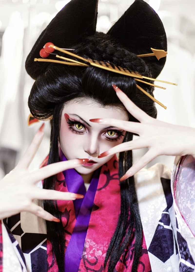 Ảnh Daki cosplay thể hiện thần thái quyền lực rất nổi bật