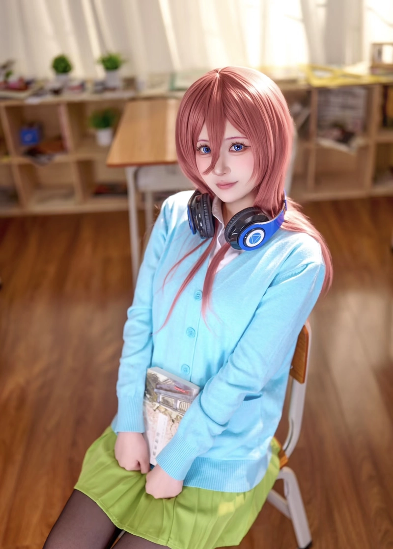 Ảnh Miku Nakano cosplay khoe tai nghe đặc trưng nổi tiếng
