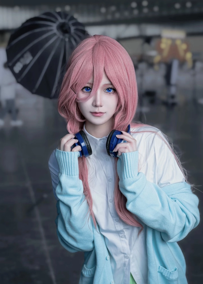 Ảnh Miku Nakano cosplay khoe vẻ ngoài tinh tế dịu dàng