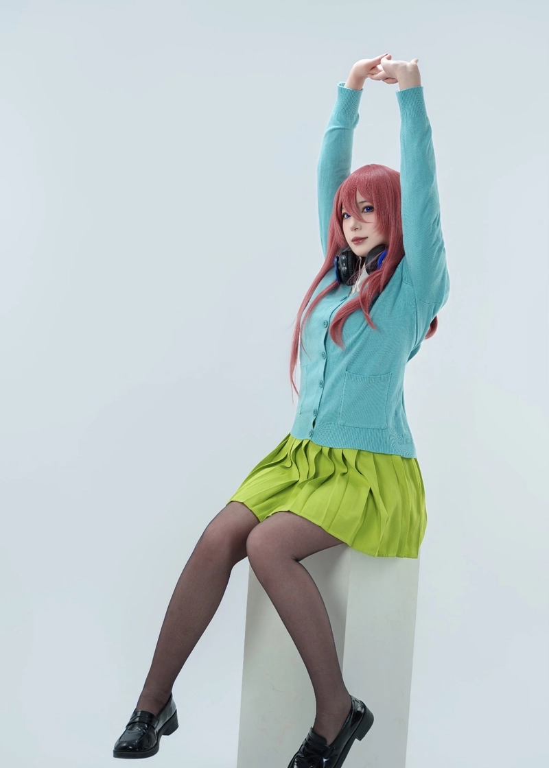 Ảnh Miku Nakano cosplay mang nét đáng yêu pha trầm tính