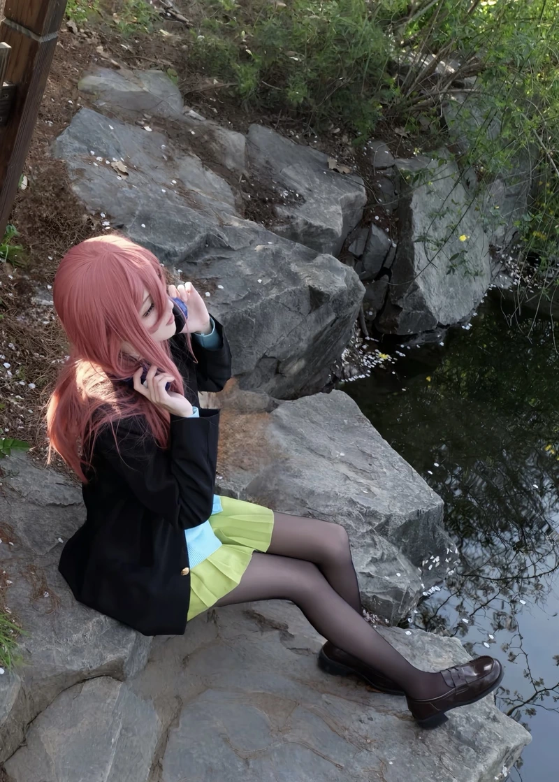 Ảnh Miku Nakano cosplay mang ngoại hình nhỏ nhắn đáng yêu