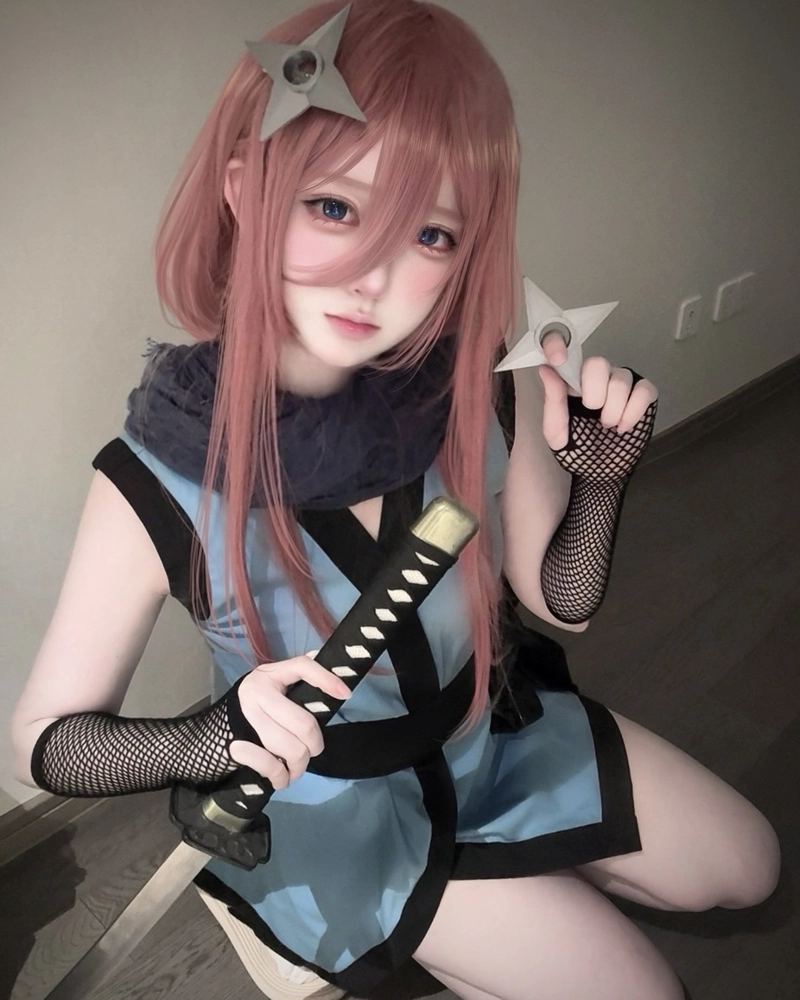 Ảnh Miku Nakano cosplay mang vẻ ngoài dịu dàng rất duyên