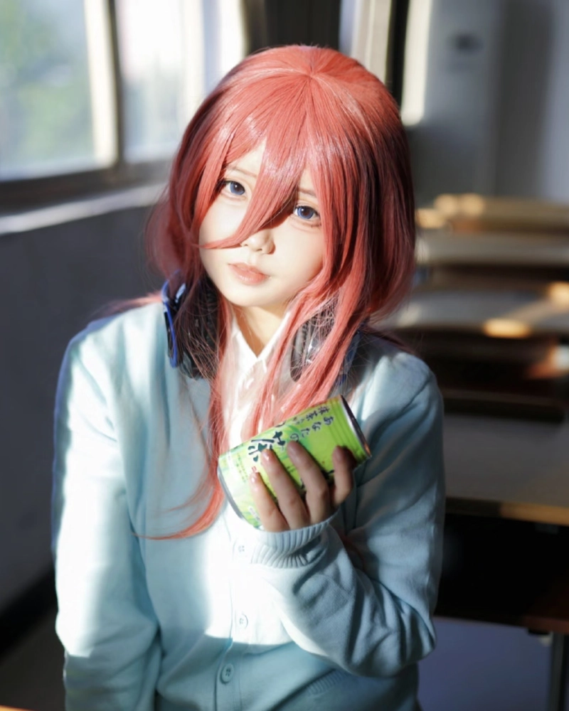 Ảnh Miku Nakano cosplay mang vẻ trầm lặng dịu dàng
