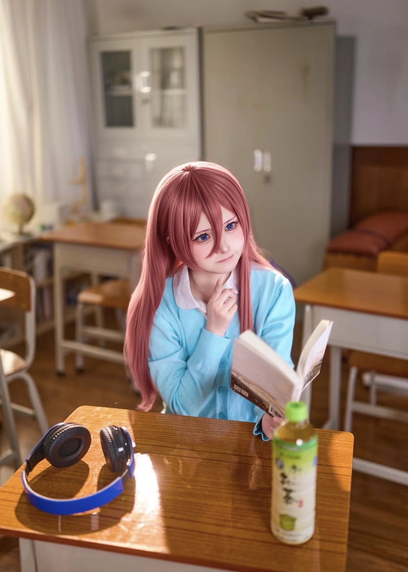 Ảnh Miku Nakano cosplay thể hiện nét anime nhẹ nhàng