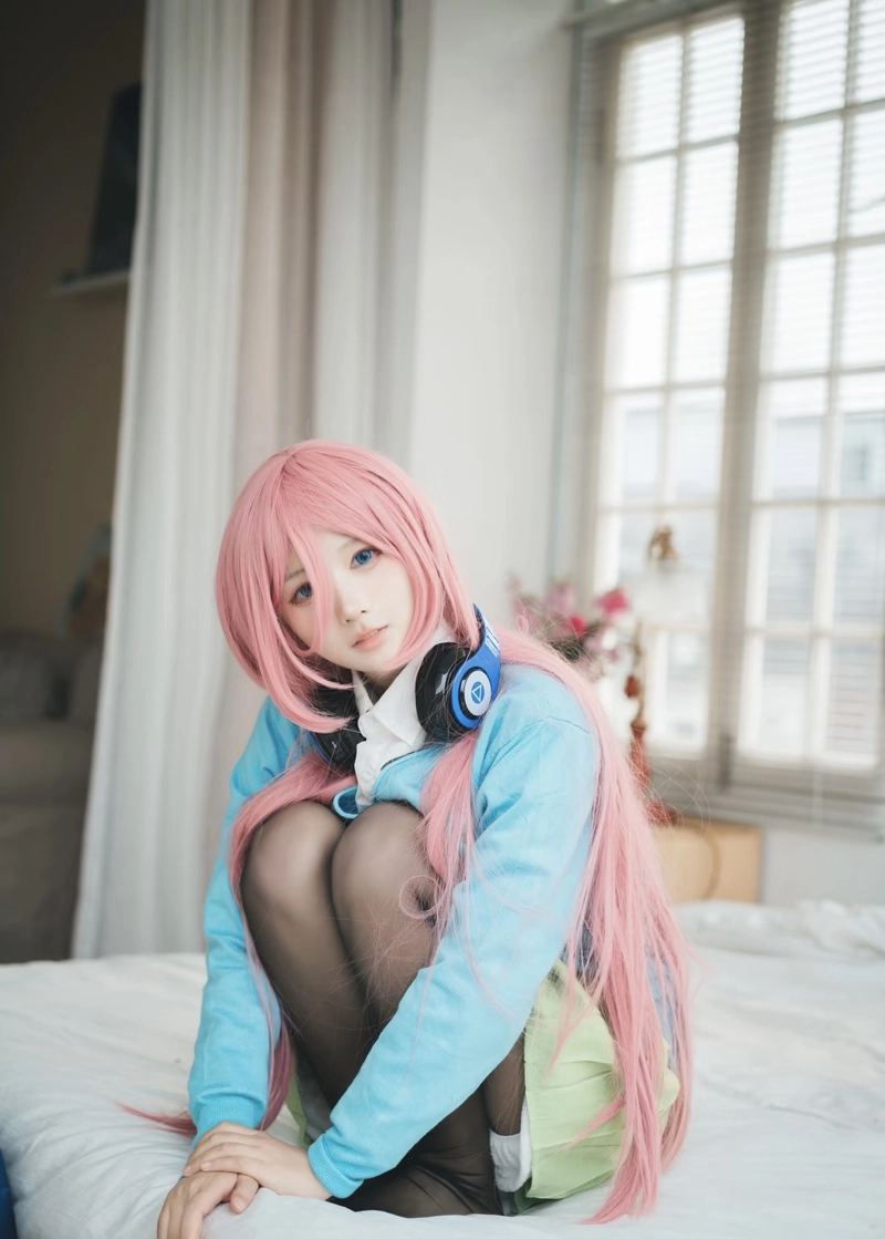 Ảnh Miku Nakano cosplay thể hiện vẻ đẹp nhẹ nhàng