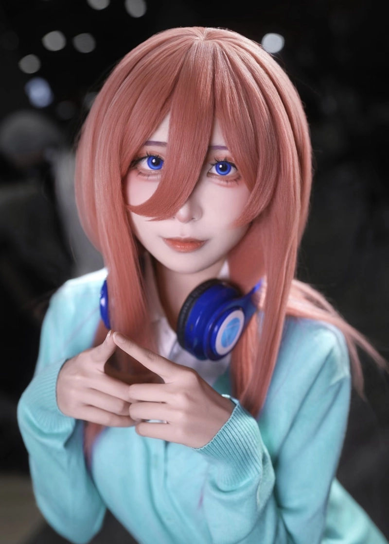 Ảnh Miku Nakano cosplay thể hiện vẻ ngoài xinh xắn tự nhiên