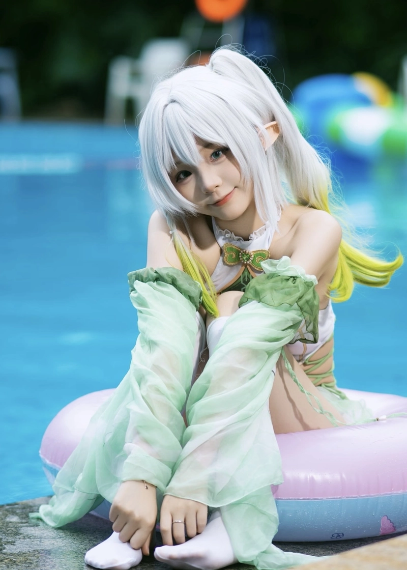 Ảnh Nahida cosplay mang mái tóc trắng xanh thanh thoát