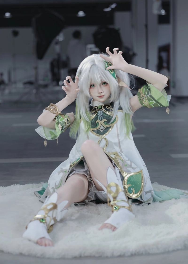 Ảnh Nahida cosplay mang ngoại hình mong manh và sáng sủa