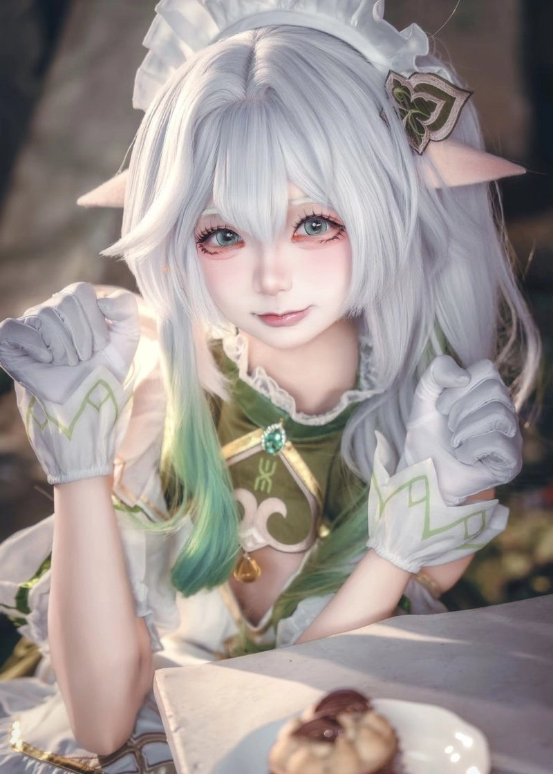 Ảnh Nahida cosplay mang vẻ dịu dàng và thanh mảnh