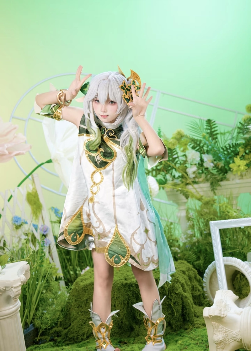 Ảnh Nahida cosplay thể hiện dáng vẻ nhỏ xinh dễ thương