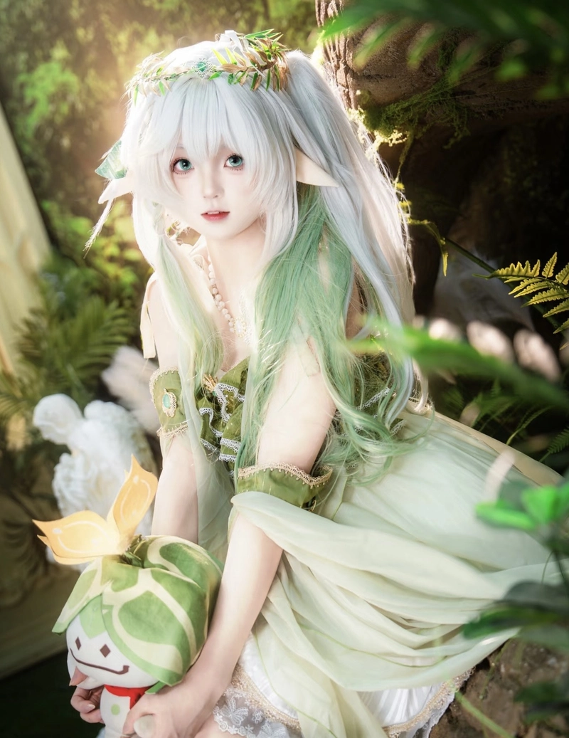 Ảnh Nahida cosplay thể hiện ngoại hình bé nhỏ dễ mến