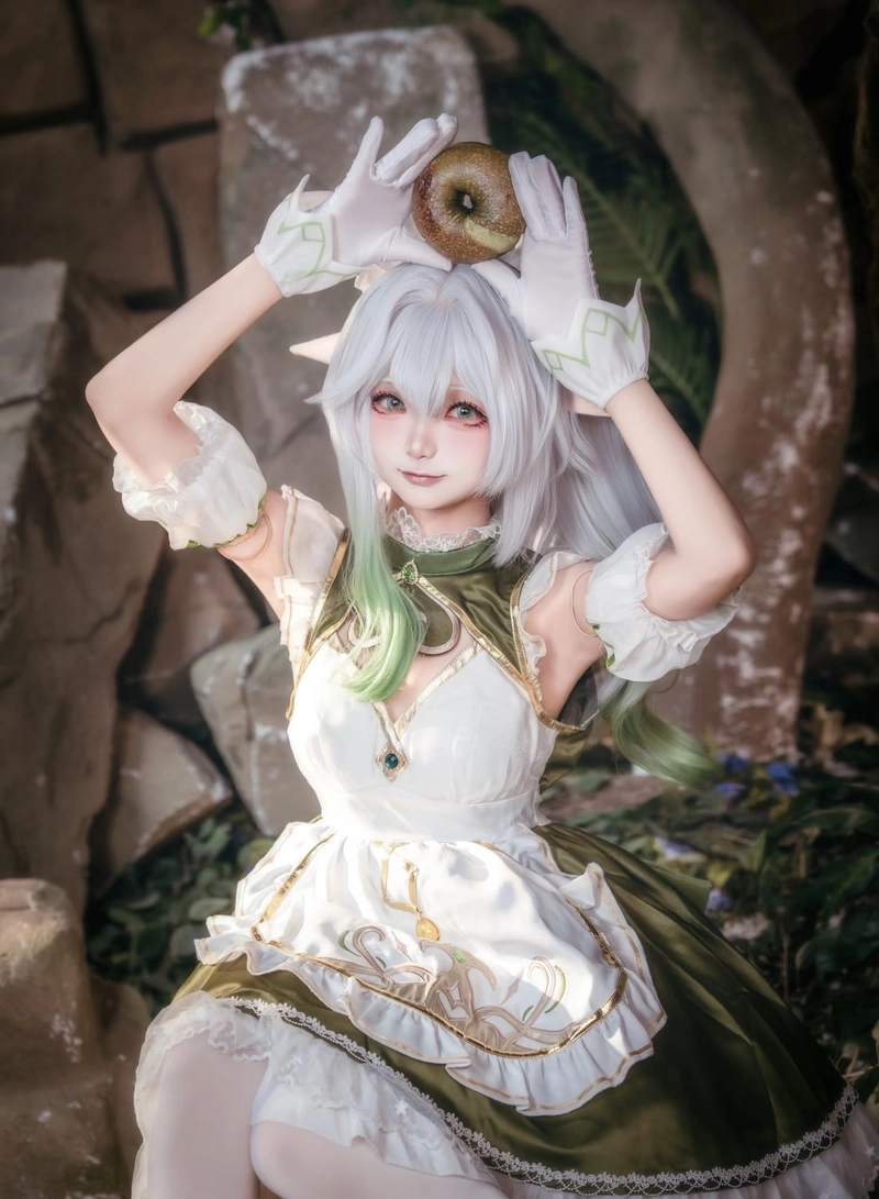 Ảnh Nahida cosplay thể hiện vẻ ngoài xinh xắn tự nhiên