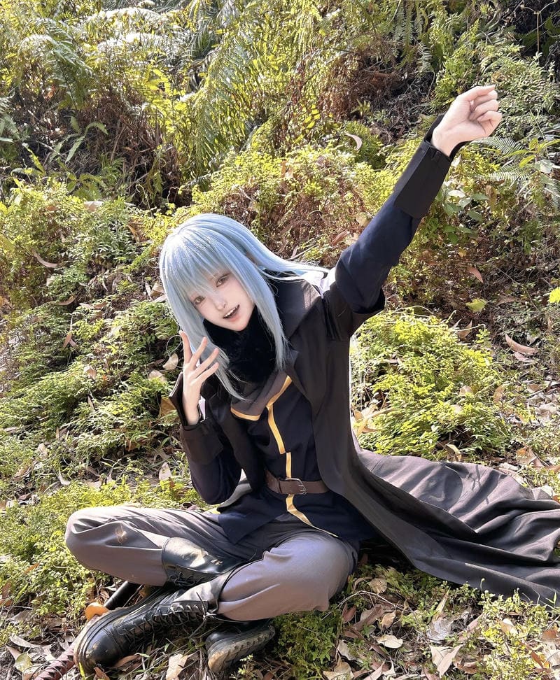 Ảnh Rimuru cosplay tóc xanh bay nhẹ nhàng