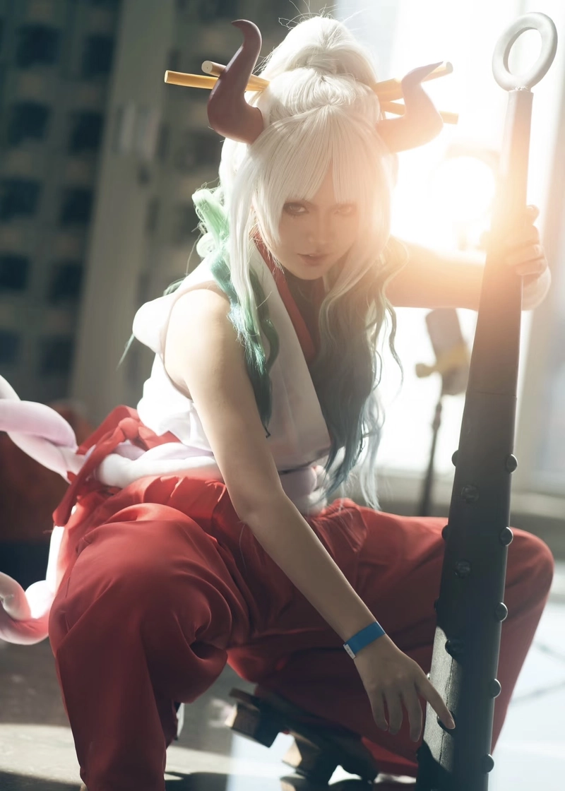 Ảnh cosplay Yamato giữa khung cảnh nghệ thuật nổi bật