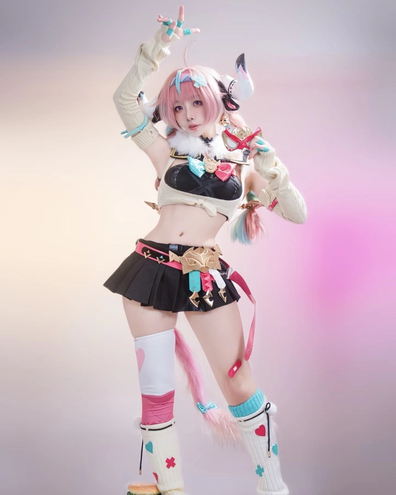 Ảnh cosplay bò sữa ánh mắt tròn xoe đầy dễ thương