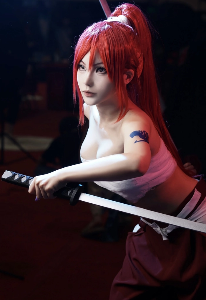 Ảnh cosplay erza ánh sáng nhẹ dễ nhìn