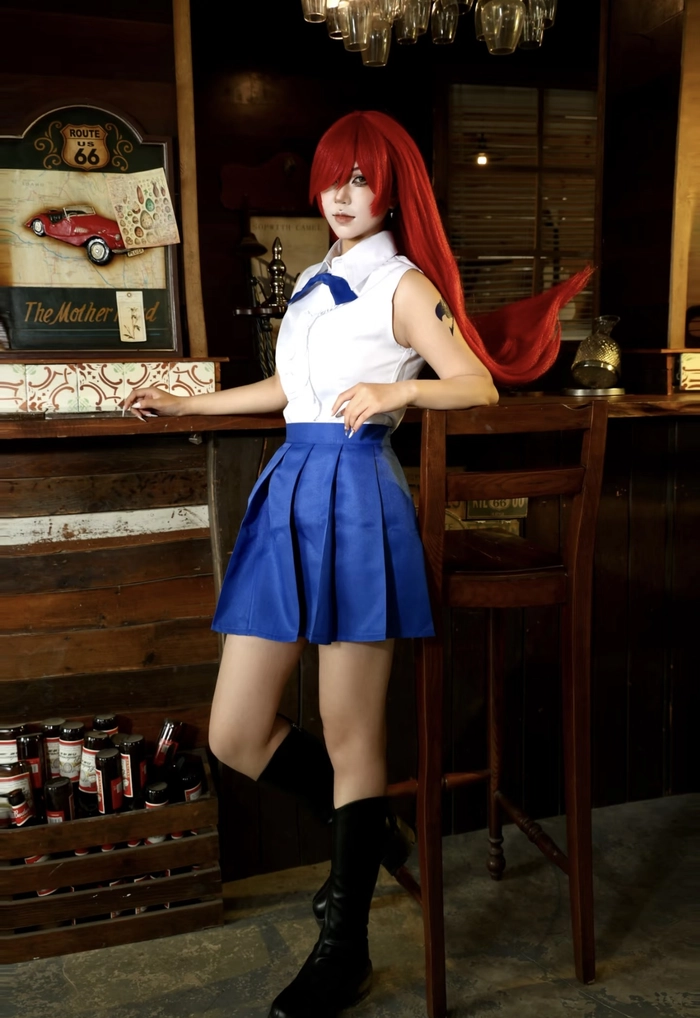 Ảnh cosplay erza nhìn thẳng vào camera