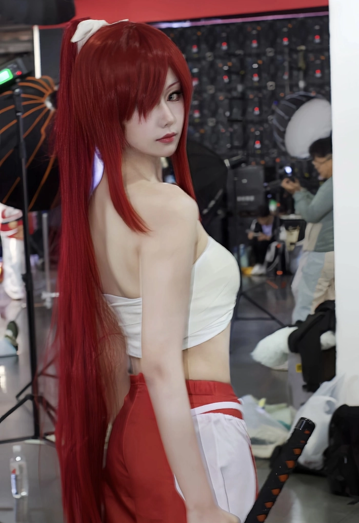 Ảnh cosplay erza với ánh sáng tự nhiên