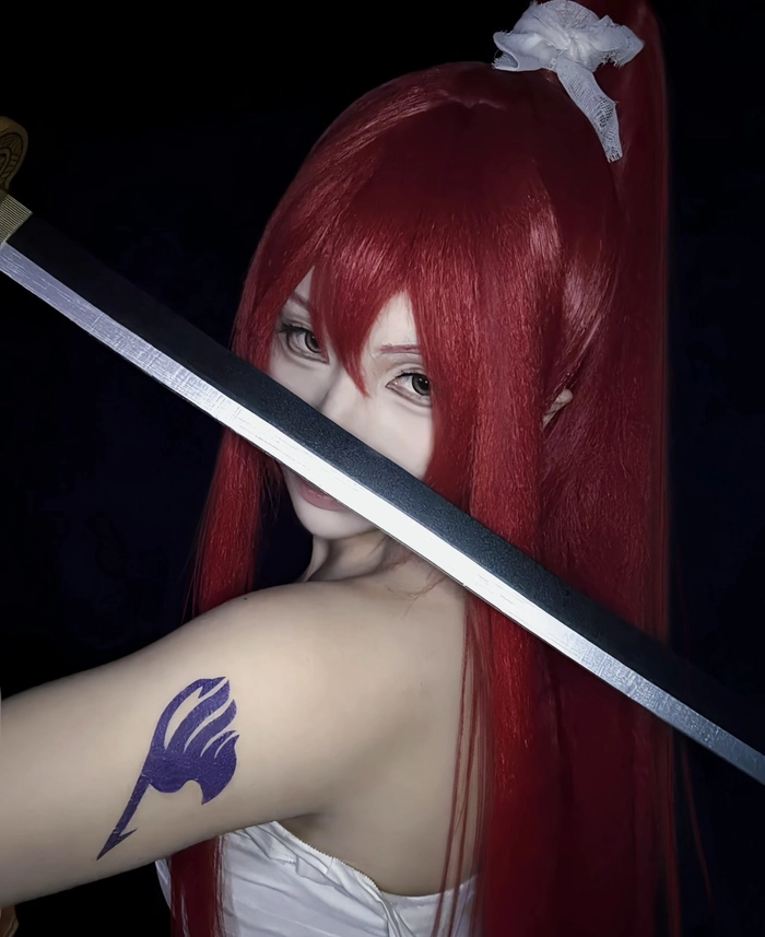 Ảnh cosplay erza với góc chụp đơn giản