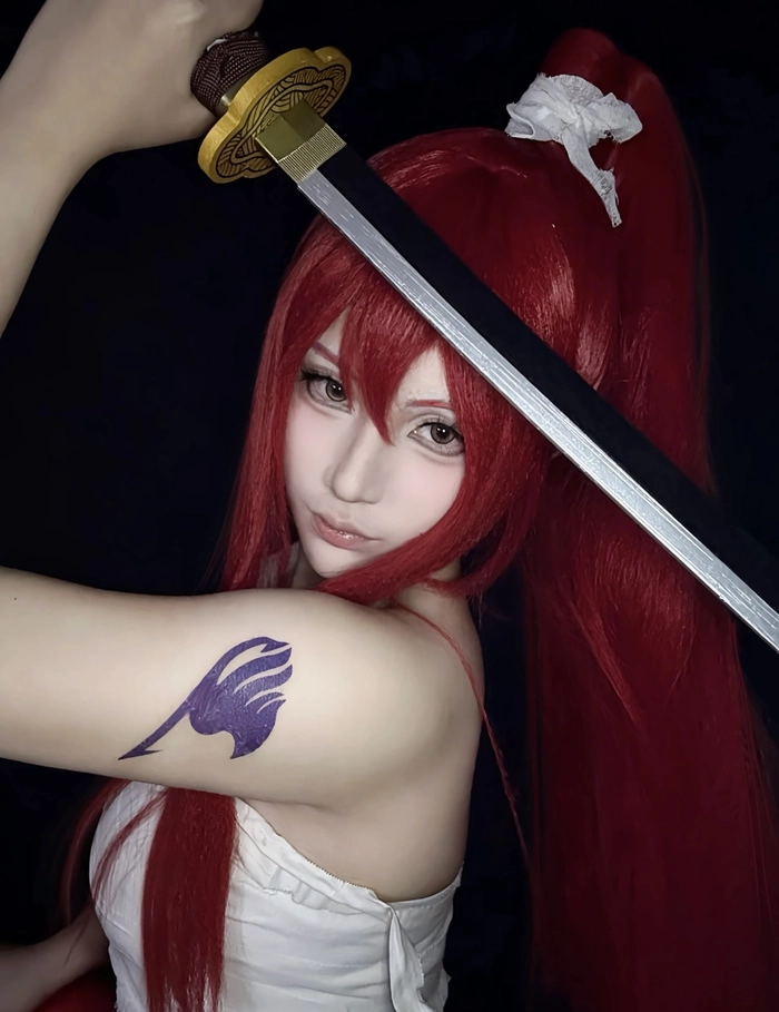 Ảnh cosplay erza với góc chụp gần