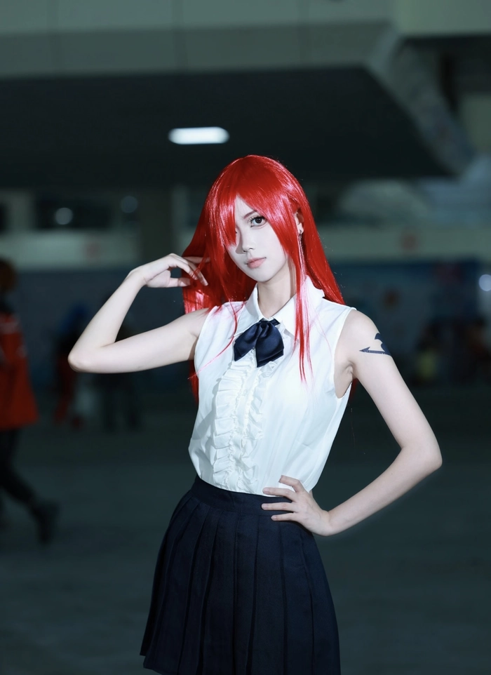 Ảnh cosplay erza với tóc đỏ nổi bật
