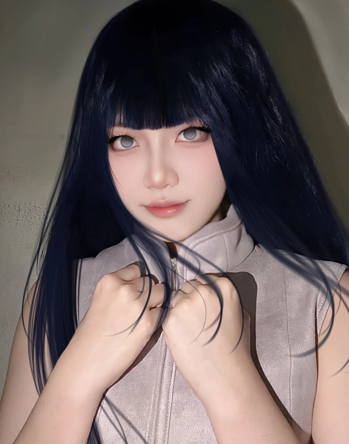 Ảnh cosplay hinata nhìn thẳng vào camera