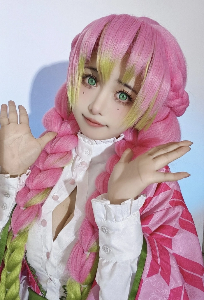 Ảnh cosplay kimetsu no yaiba với góc chụp đơn giản
