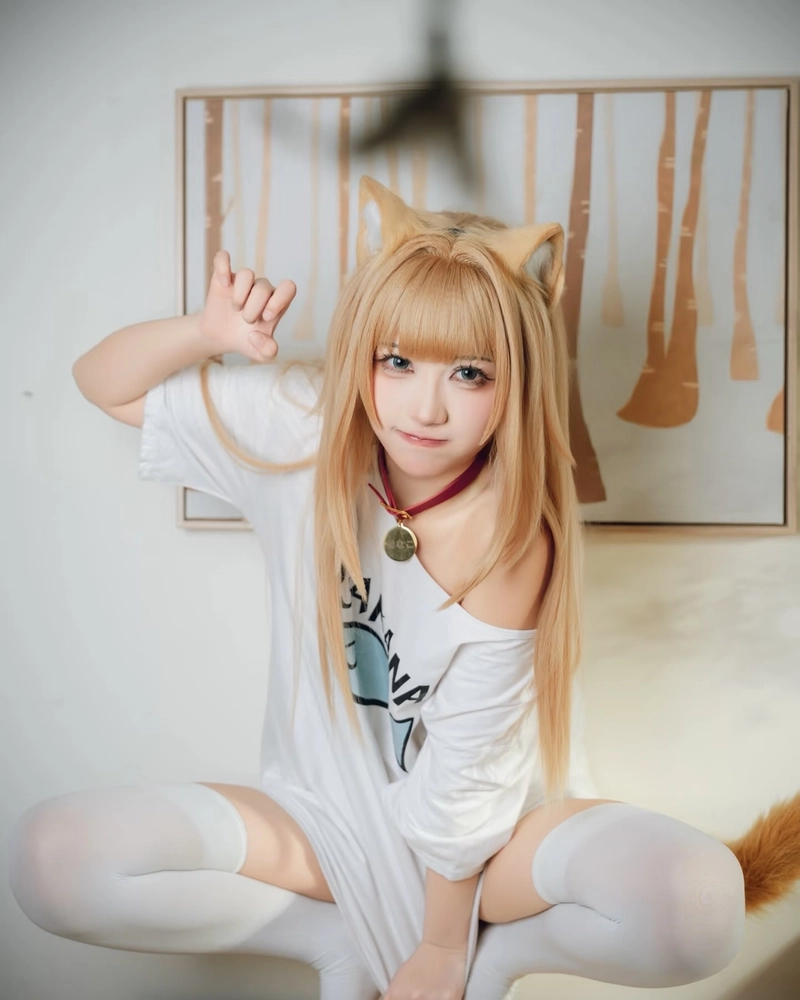 Ảnh cosplay mèo với ánh mắt tròn xoe đáng yêu