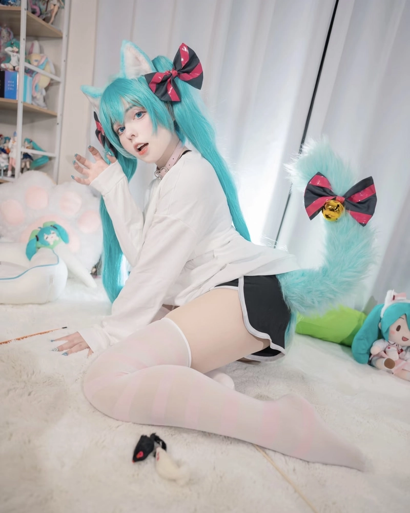 Ảnh cosplay mèo với tạo hình tai và đuôi nổi bật