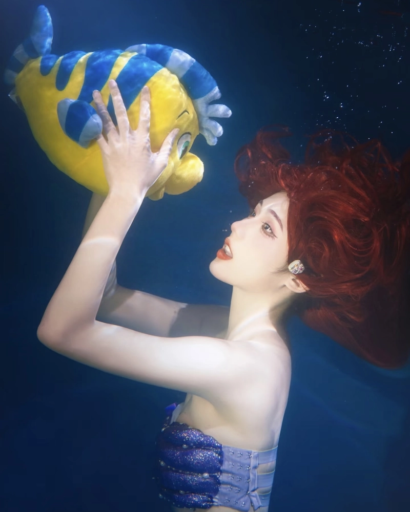 Ảnh cosplay nàng tiên cá ánh nhìn mềm mại đầy quyến rũ