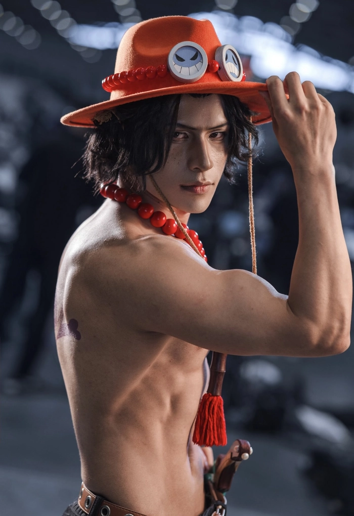 Ảnh cosplay one piece với góc chụp đơn giản