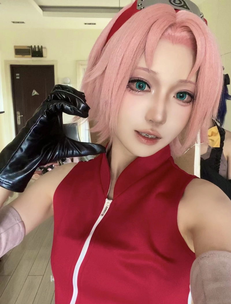 Ảnh cosplay sakura nhìn thẳng vào camera