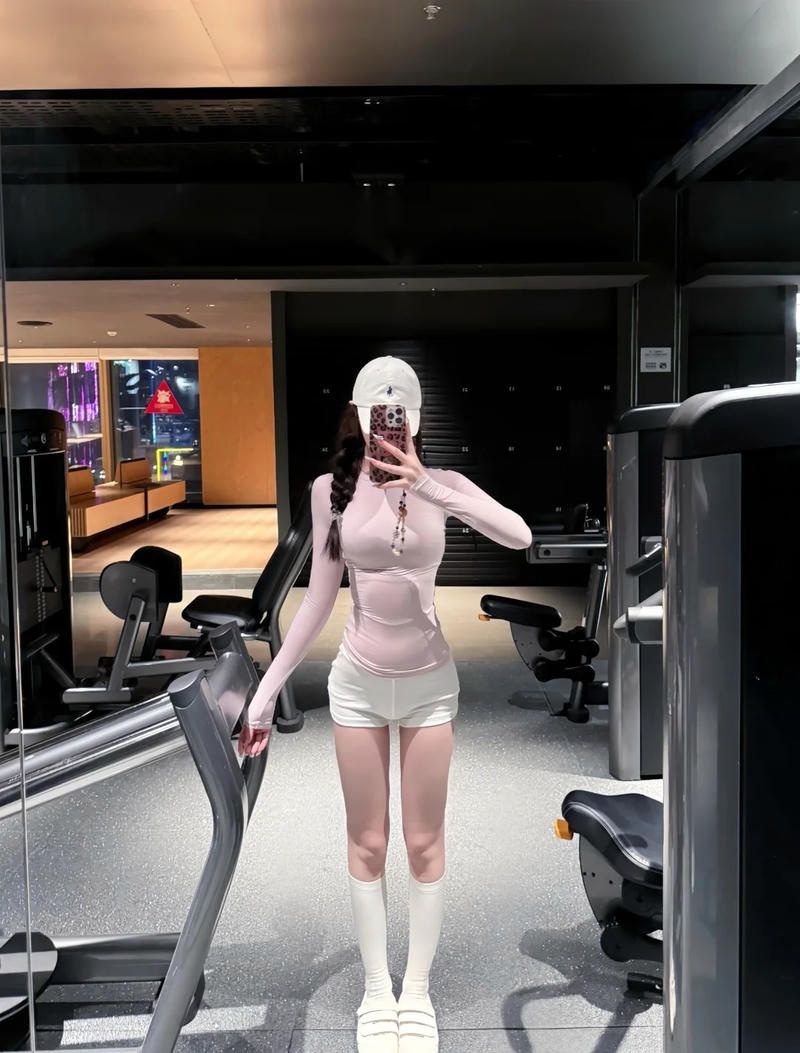 Ảnh gái xinh tập gym với trang phục thể thao ôm dáng
