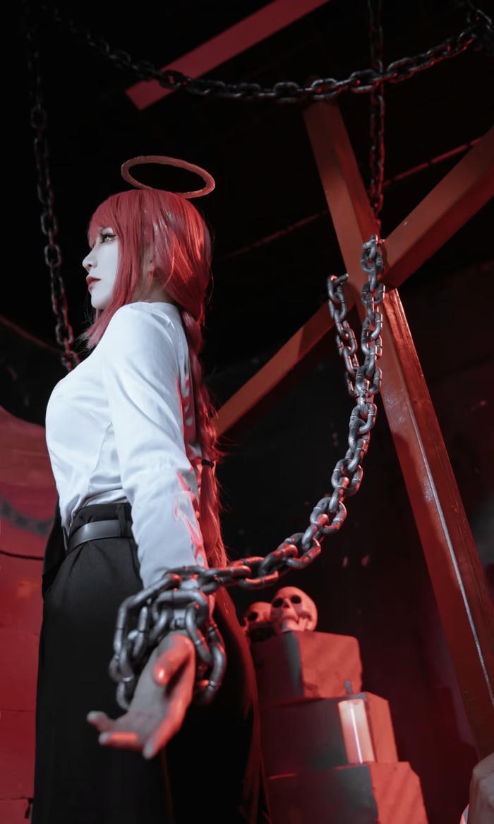 Ảnh makima cosplay cho thấy sự nguy hiểm tiềm tàng