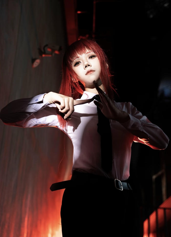 Ảnh makima cosplay gợi cảm giác lạnh lẽo
