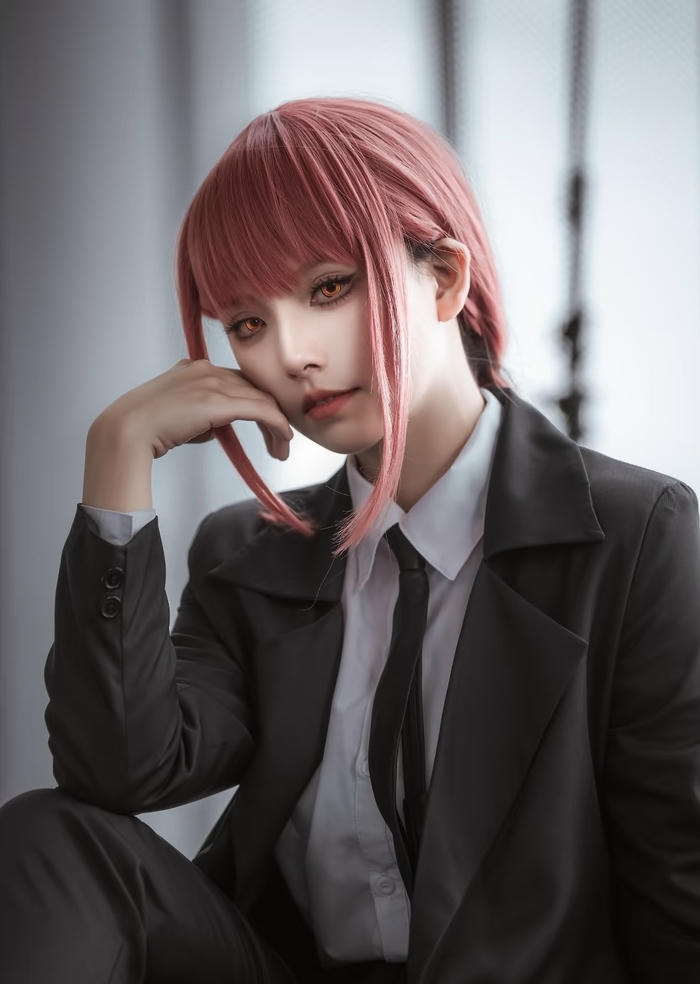 Ảnh makima cosplay thể hiện hình tượng lạnh lẽo