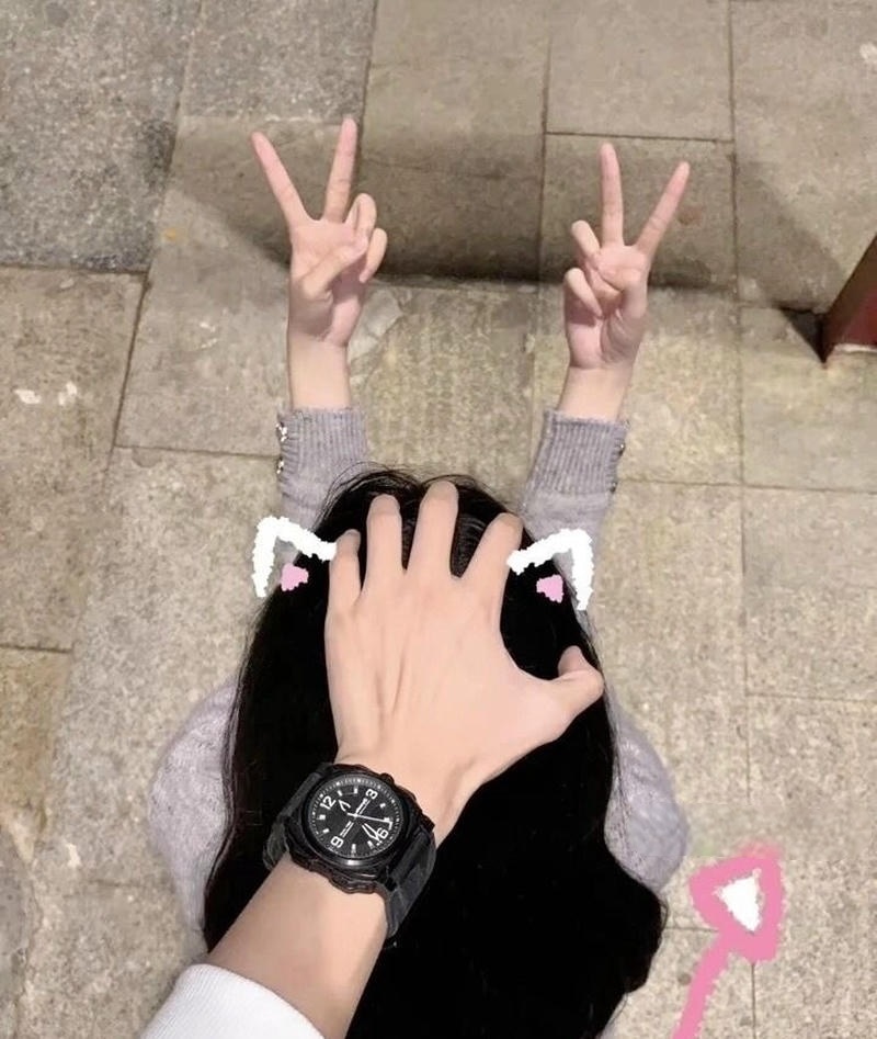 Ảnh meme xoa đầu hài hước với tình huống gây cười