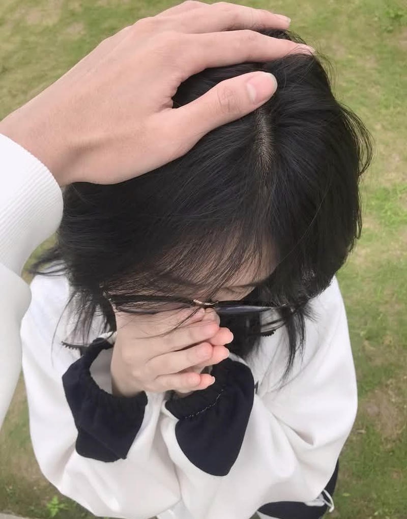Ảnh meme xoa đầu với biểu cảm đáng yêu dễ thương