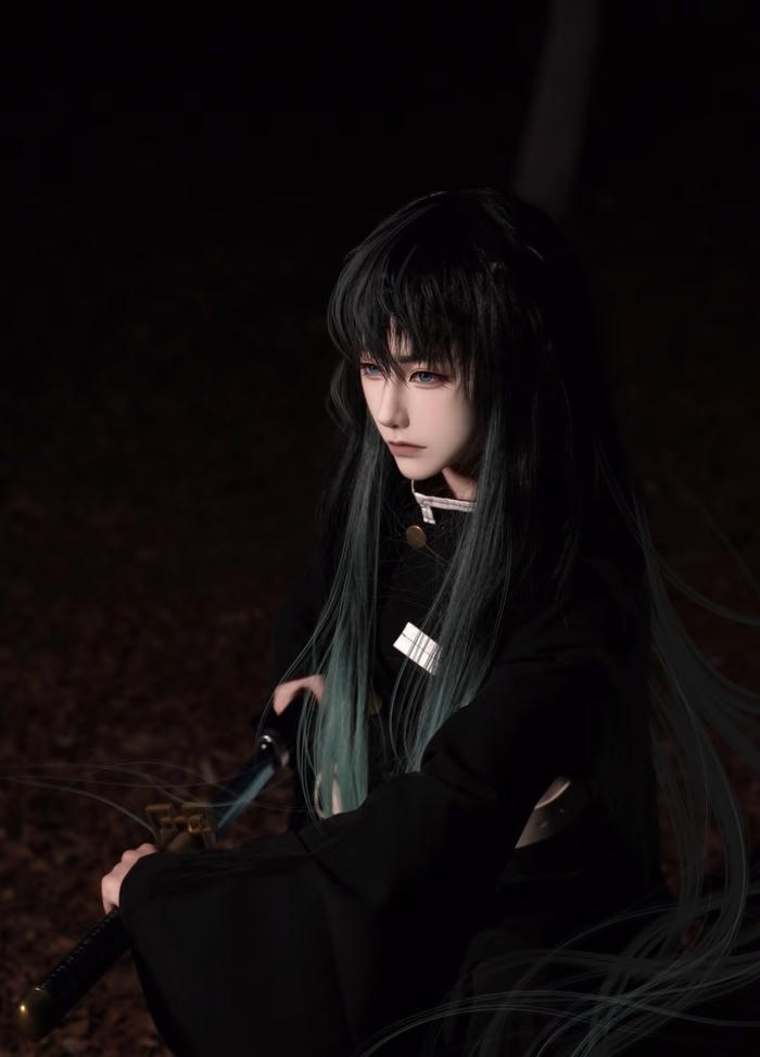 Ảnh muichiro cosplay cho thấy sự im lặng bao trùm nhân vật