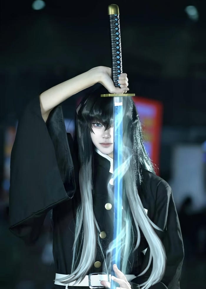 Ảnh muichiro cosplay cho thấy sự thờ ơ nhẹ nhàng