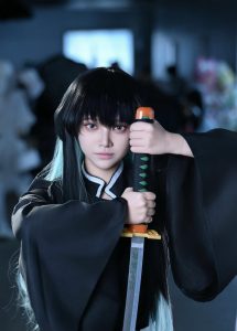 Ảnh muichiro cosplay thể hiện hình ảnh mờ nhạt trong cảm xúc